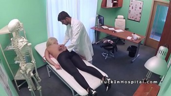 Доктор извращенец осматривает блондинку с пышной грудью в своем кабинете
