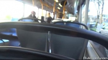 Молодая блондинка мастурбирует в автобусе